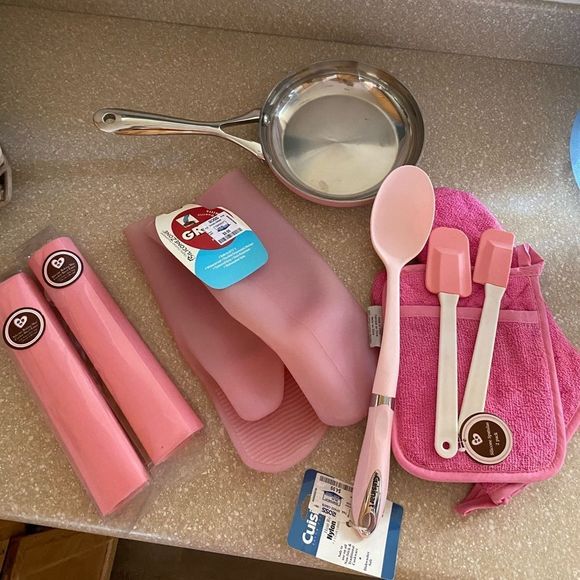 Pink cooking set